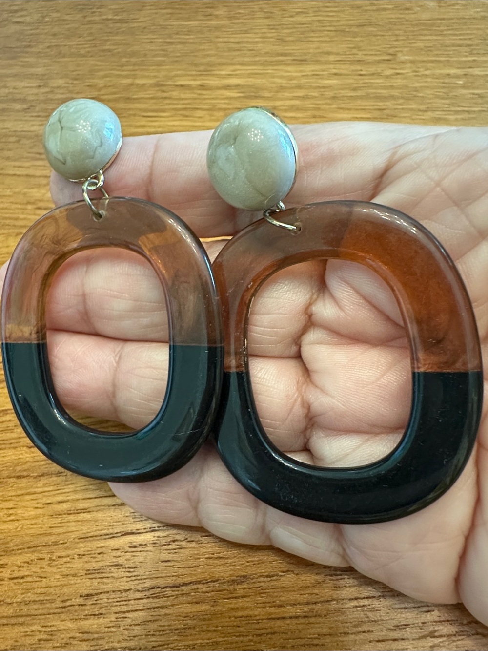 🧡 Large Two-Tone Resin Drop Earrings in Brown and Black 🧡 - Picture 3 of 4